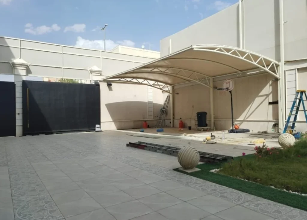 . مظلات الأسطح والجلسات العائلية
